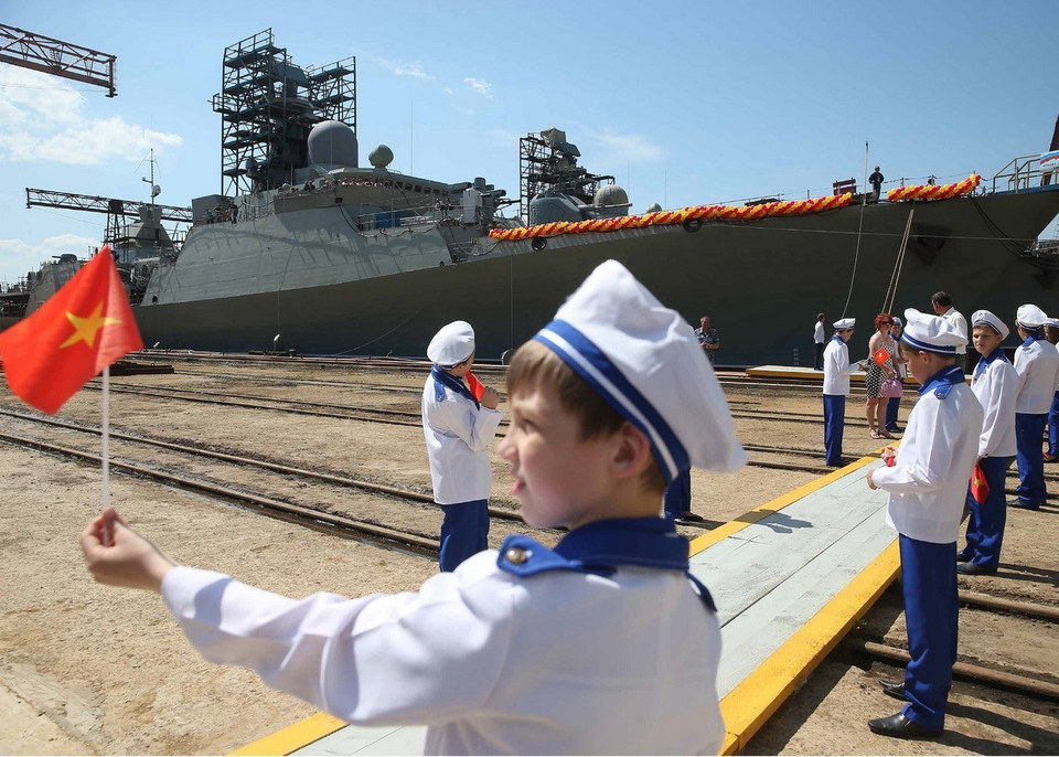 Lễ hạ thủy con tàu thứ hai trong cặp tàu hộ vệ tên lửa lớp ''Gepard-3.9'' thứ hai được đóng cho Hải quân Việt Nam, Zelenodolsk, năm 2016. (Ảnh: Egor Aleev/TASS)