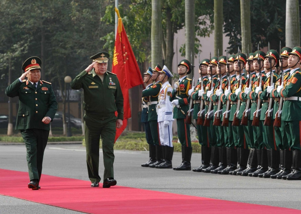 Bộ trưởng Quốc phòng Việt Nam Ngô Xuân Lịch và Bộ trưởng Quốc phòng Nga Sergei Shoigu tại lễ đón chính thức, Hà Nội, năm 2018. (Ảnh: Vadim Savitsky/Bộ Quốc phòng Nga/TASS)