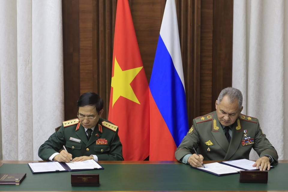 Hai bộ trưởng ký kết các văn kiện hợp tác giữa Việt Nam và Liên bang Nga. (Ảnh: Trần Hiếu/TTXVN)