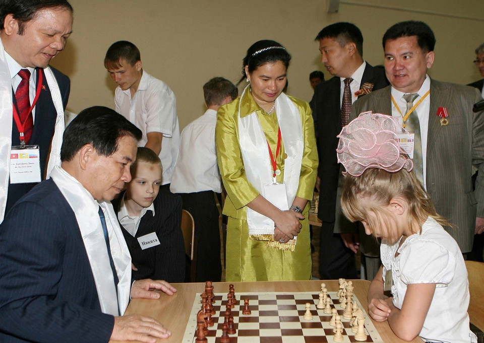 Chủ tịch nước Nguyễn Minh Triết thăm trường Phổ thông Radonesky và tham gia chơi cờ vua với các cháu học sinh của trường, trong chuyến thăm Cộng hòa Kalmykia (thuộc Liên bang Nga) từ ngày 10-12/5/2010. (Ảnh: Nguyễn Khang/TTXVN)