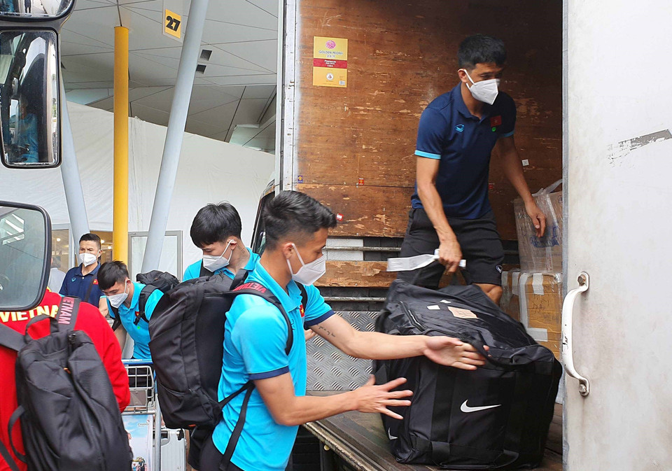 Do dịch bệnh và hạn chế sự tiếp xúc, nên đội tuyển tự chủ động trong việc xử lý hành lý lên xe tải cũng như khi về đến khách sạn. (Ảnh: TTXVN phát)