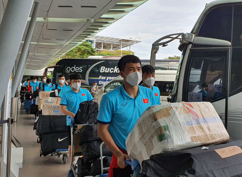 Do dịch bệnh và hạn chế sự tiếp xúc, nên đội tuyển tự chủ động trong việc xử lý hành lý lên xe cũng như khi về đến khách sạn. (Ảnh: TTXVN phát)