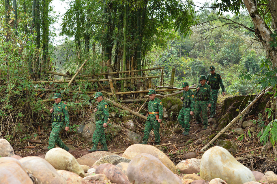 Những bước chân không mỏi của cán bộ, chiến sỹ Đồn Biên phòng A Pa Chải. (Ảnh: Minh Đức/TTXVN)