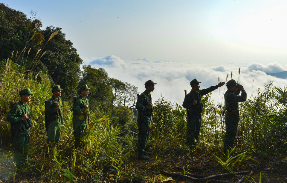 Chiến sỹ Đồn Biên phòng A Pa Chải tăng cường tuần tra để bảo vệ vững chắc đường biên, mốc giới của Tổ quốc. (Ảnh: Minh Đức/TTXVN)