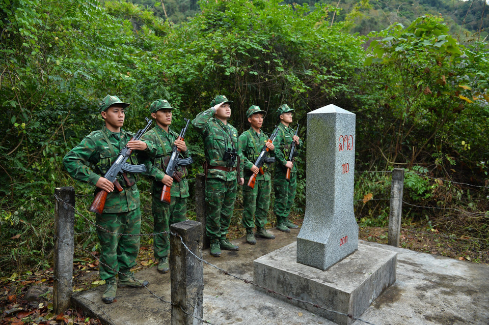 Các chiến sỹ Đồn Biên phòng Pa Thơm thực hiện nghi lễ tại Cột mốc số 110 thuộc địa bàn xã Pa Thơm (biên giới Việt Nam-Lào). (Ảnh: Minh Đức/TTXVN)