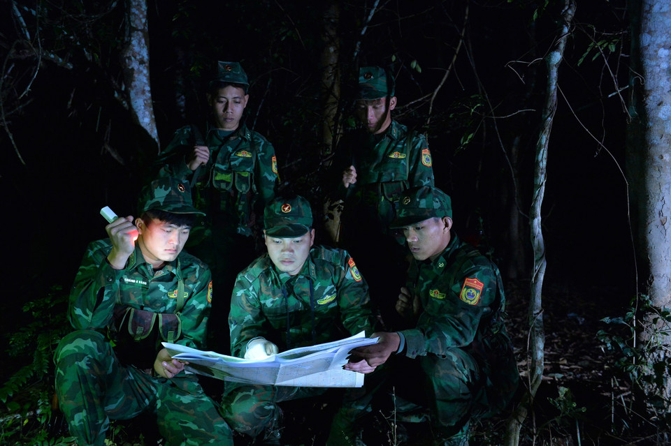 Các chiến sỹ Đồn Biên phòng Pa Thơm tuần tra đêm để đảm bảo an ninh vững chắc đường biên, mốc giới của Tổ quốc. (Ảnh: Minh Đức/TTXVN)