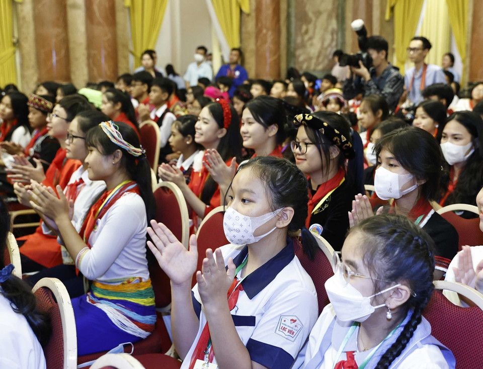 Thiếu nhi 54 dân tộc anh em tham dự buổi gặp mặt. (Ảnh: Thống Nhất/TTXVN)