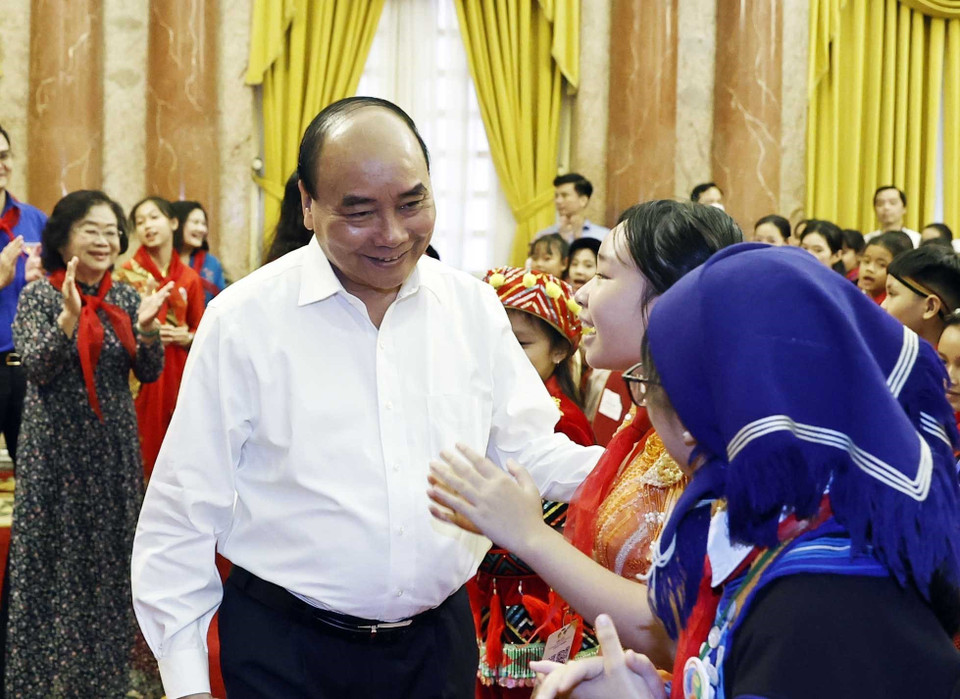Chủ tịch nước Nguyễn Xuân Phúc gặp mặt thân mật thiếu nhi tiêu biểu các dân tộc toàn quốc. (Ảnh: Thống Nhất/TTXVN)