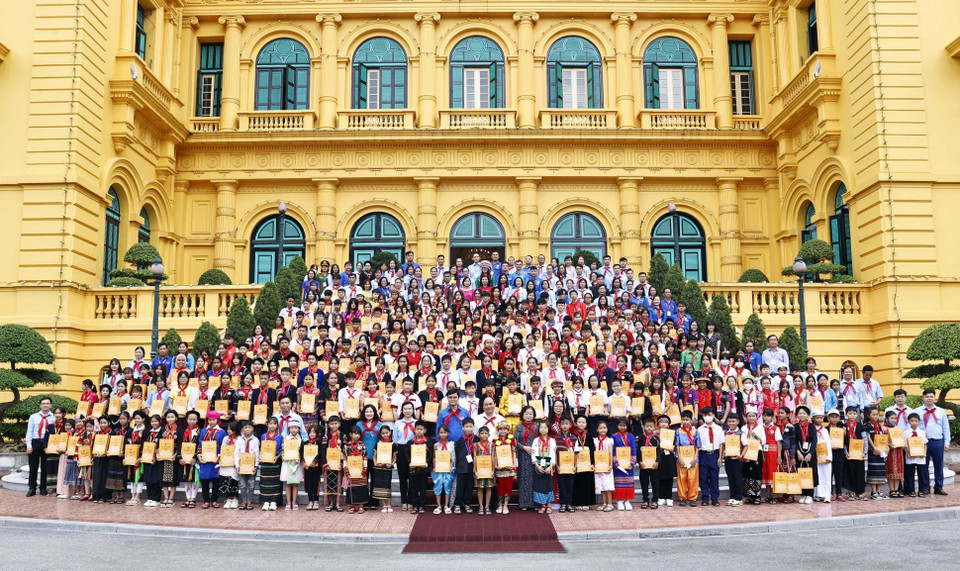 Chủ tịch nước Nguyễn Xuân Phúc với thiếu nhi tiêu biểu các dân tộc toàn quốc. (Ảnh: Thống Nhất/TTXVN)