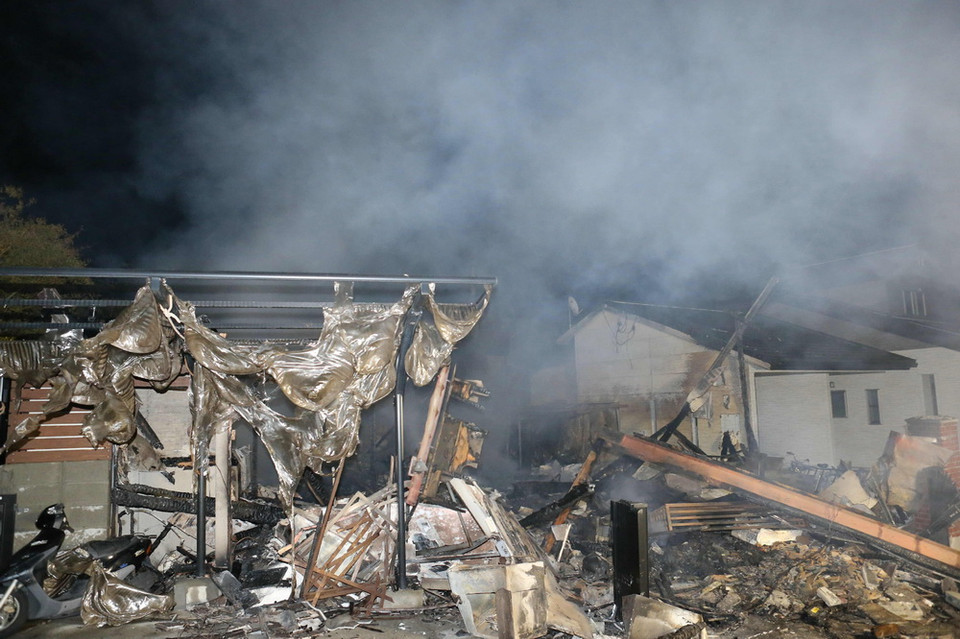 Khói bốc lên từ một đám cháy bùng phát sau khi trận động đất tấn công khu vực Mashiki, tỉnh Kumamoto, Nhật Bản, vào ngày 14/4. (Nguồn: AFP/TTXVN)