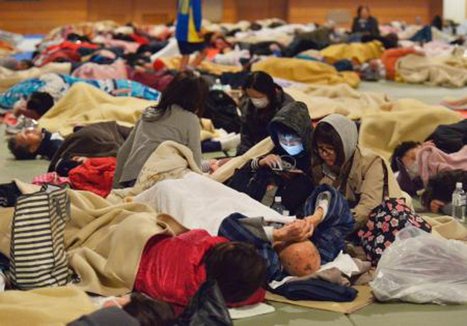 Người dân trong một điểm lánh nạn tại Mifune, tỉnh Kumamoto. Ảnh chụp ngày 15/4. (Nguồn: Kyodo/TTXVN)