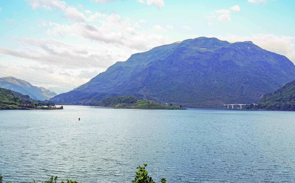 Thị xã Mường Lay là nơi tụ thủy của sông Đà, sông Nậm Na và suối Nậm Lay. (Ảnh: Xuân Tư/TTXVN)