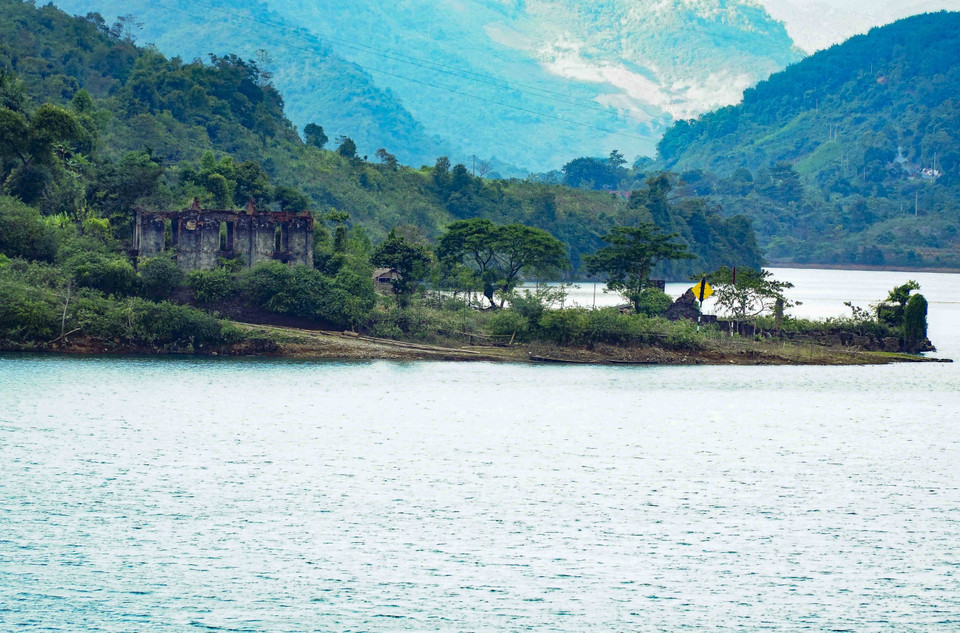  Khu Di tích Dinh thự Đèo Văn Long trên lòng hồ thủy điện Sơn La. (Ảnh: Xuân Tư/TTXVN)