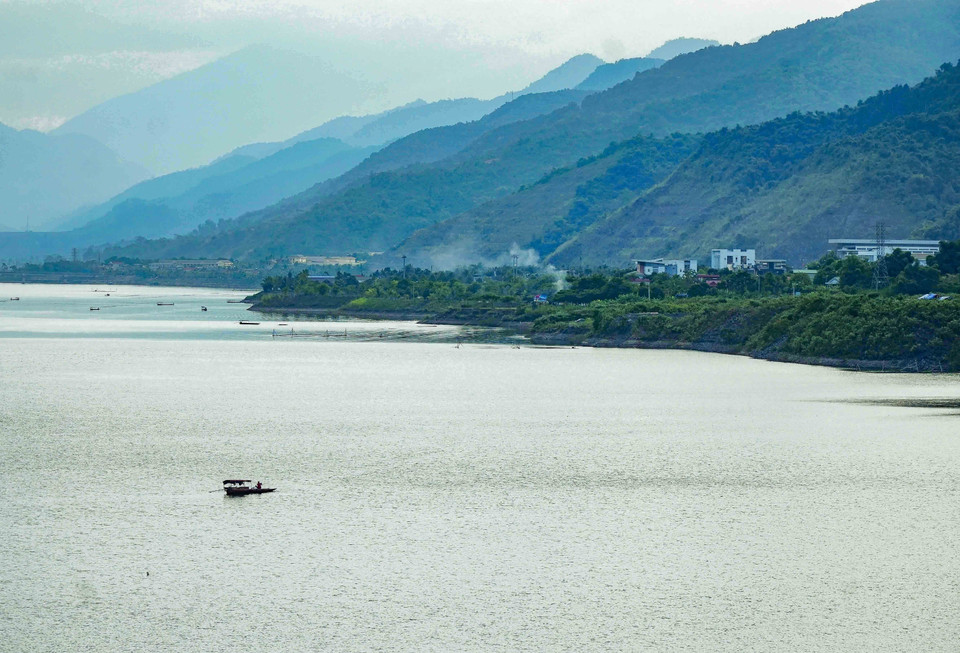 Cảnh vật sông nước mang lại vẻ đẹp rất riêng biệt của thị xã Mường Lay. (Ảnh: Xuân Tư/TTXVN)