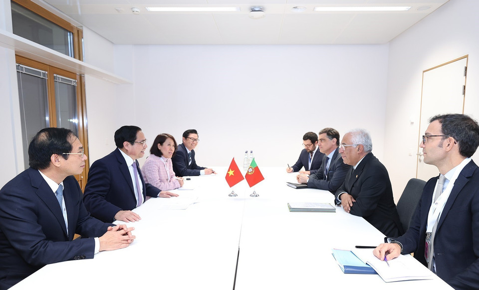 Thủ tướng Phạm Minh Chính gặp Thủ tướng Bồ Đào Nha António Luís Santos da Costa. (Ảnh: Dương Giang/TTXVN)