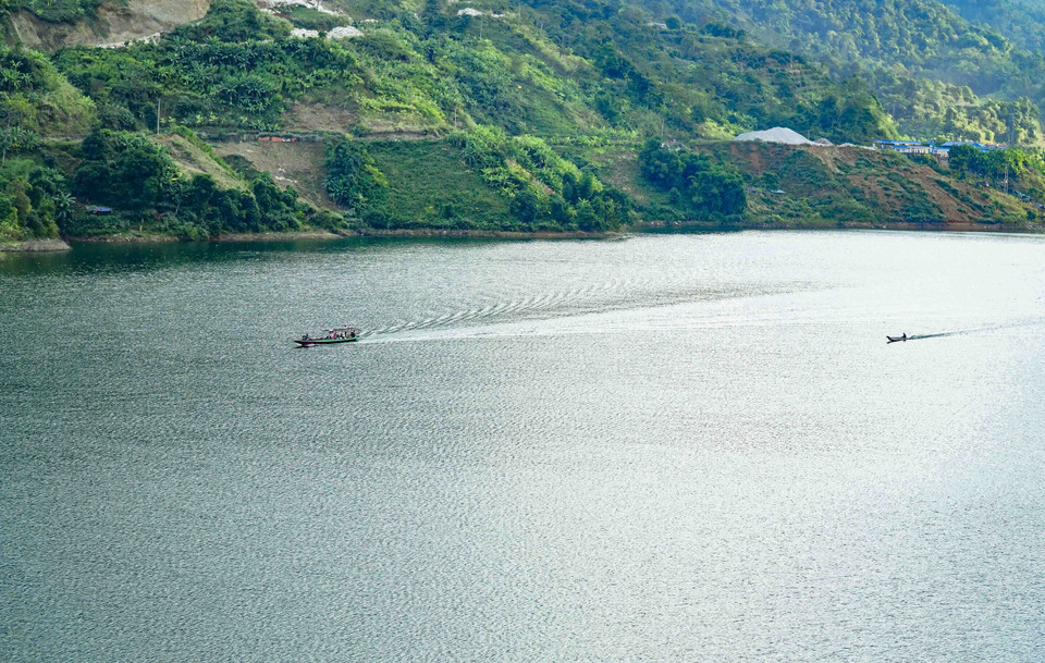 Những chiếc thuyền trên lòng hồ thủy điện Sơn La. (Ảnh: Xuân Tư/TTXVN)