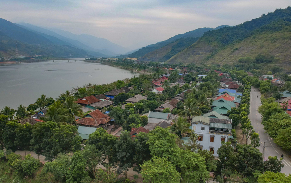 Những bản làng tái định cư của đồng bào Thái Trắng ở Mường Lay. (Ảnh: Xuân Tư/TTXVN)
