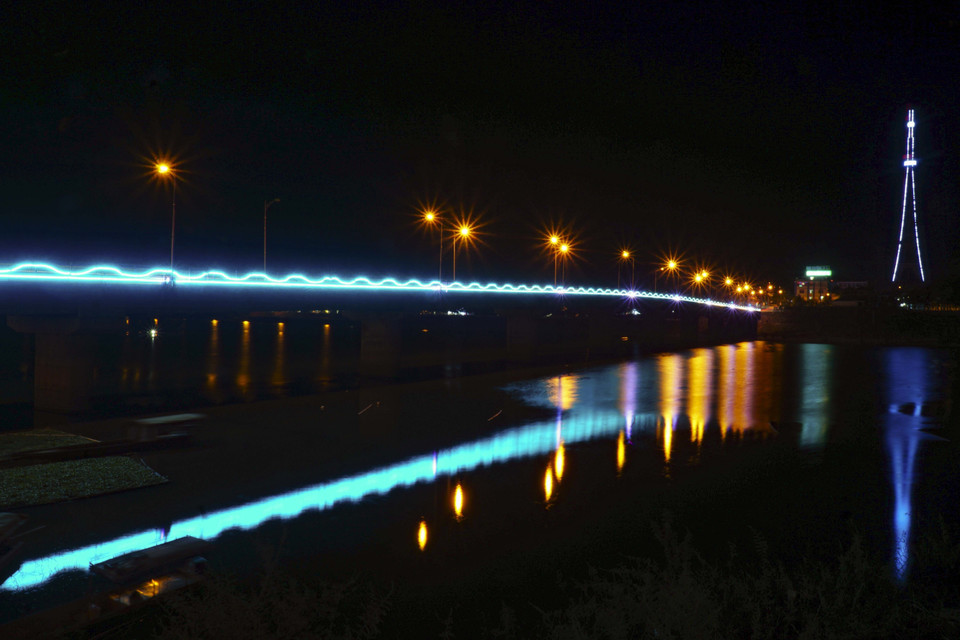 Vẻ đẹp sông nước thị xã Mường Lay về đêm. (Ảnh: Xuân Tư/TTXVN)