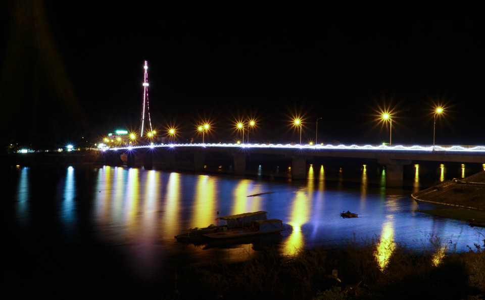 Cầu Cơ Khí-Nậm Cản, thị xã Mường Lay, về đêm. (Ảnh: Xuân Tư/TTXVN)