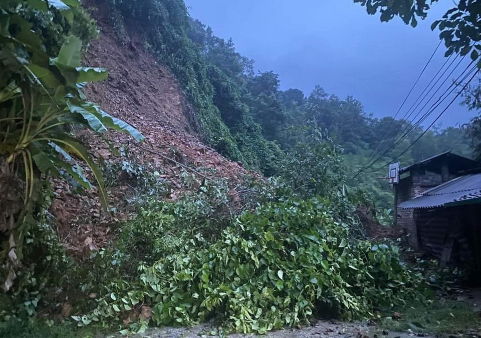 Đường giao thông vào xã Đại Tiến, huyện Hòa An bị sạt lở. (Ảnh: TTXVN phát)