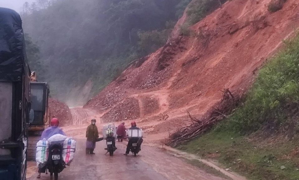Tuyến đường từ trung tâm huyện Hòa An đi xã Trương Lương bị sạt lở nghiêm trọng. (Ảnh: TTXVN phát)