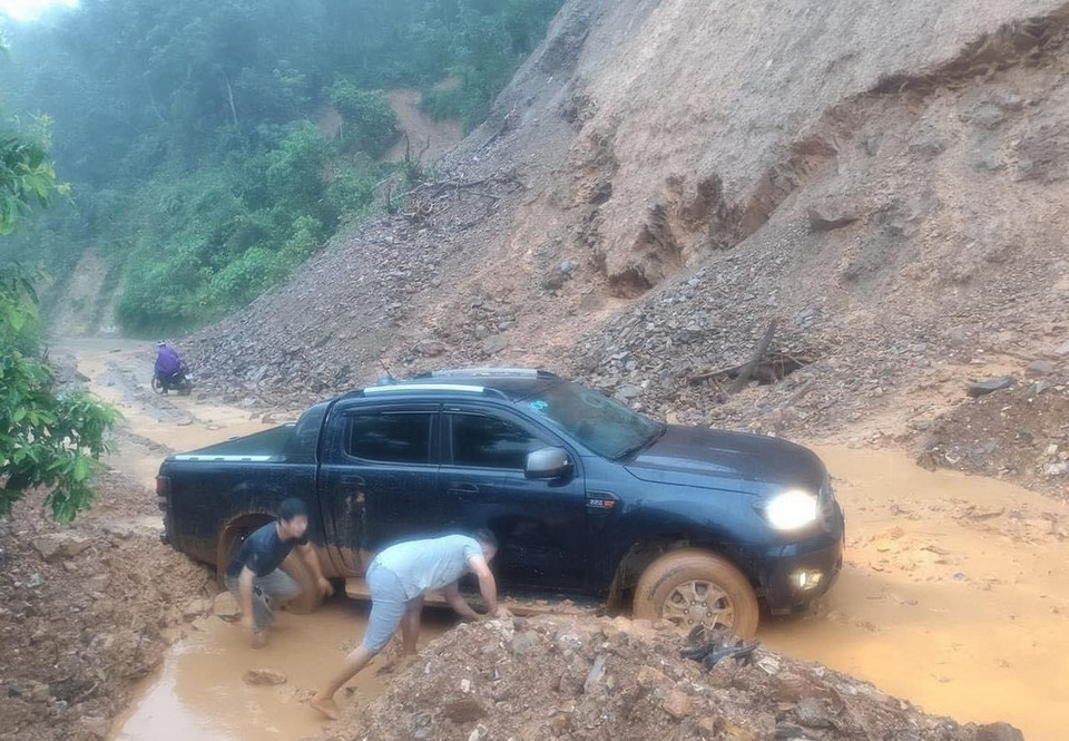 Tuyến đường từ trung tâm huyện Hòa An đi xã Trương Lương bị sạt lở nghiêm trọng. (Ảnh: TTXVN phát)