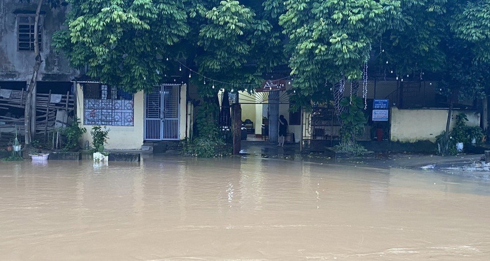 Mực nước trên sông Hiến dâng cao, đe dọa nhiều hộ dân thành phố Cao Bằng. (Ảnh: TTXVN phát)