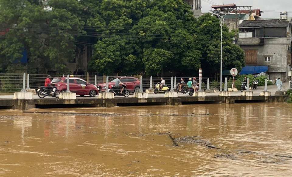 Mực nước trên sông Hiến dâng cao, đe dọa cầu ngầm sông Hiến, thành phố Cao Bằng. (Ảnh: TTXVN phát)