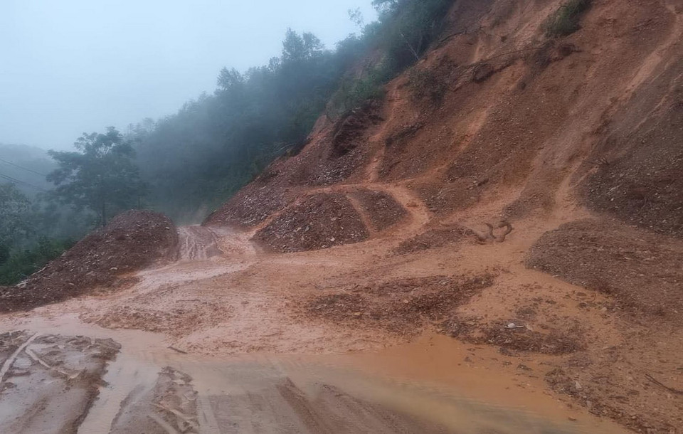 Tuyến đường từ trung tâm huyện Hòa An đi xã Trương Lương bị sạt lở nghiêm trọng. (Ảnh: TTXVN phát)