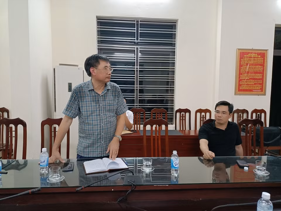 Lãnh đạo Công an thành phố Thái Bình báo cáo sự việc. (Ảnh: TTXVN phát)