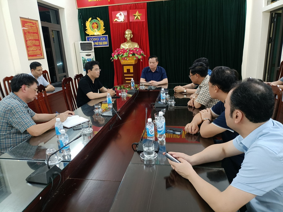 Chủ tịch Ủy ban Nhân dân tỉnh Thái Bình Nguyễn Khắc Thận đã trực tiếp làm việc với Công an tỉnh, Công an thành phố và Ủy ban Nhân dân thành phố Thái Bình. (Ảnh: TTXVN phát)
