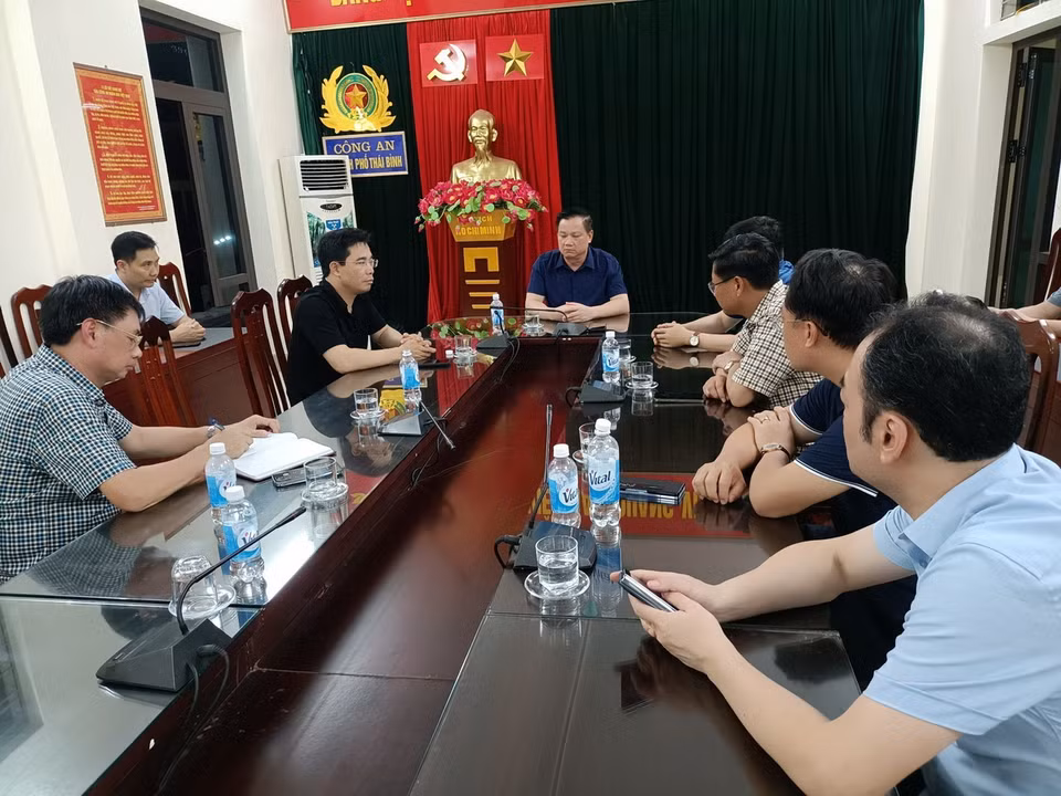Chủ tịch Ủy ban Nhân dân tỉnh Thái Bình Nguyễn Khắc Thận đã trực tiếp làm việc với Công an tỉnh, Công an thành phố và Ủy ban Nhân dân thành phố Thái Bình. (Ảnh: TTXVN phát)