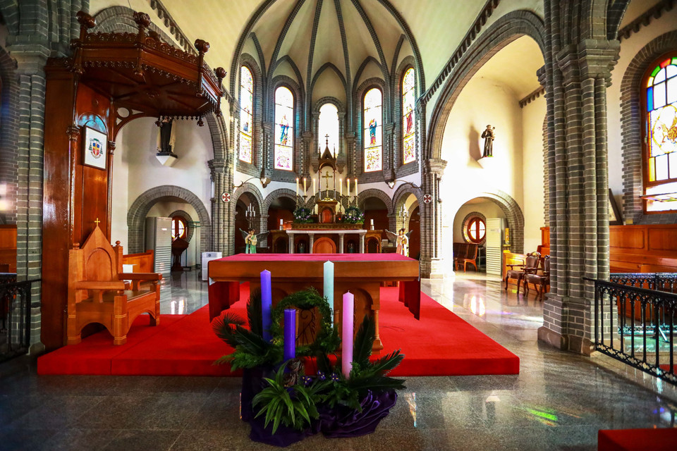Bên trong Nhà thờ Đức Mẹ Lộ Đức (Gyesan Catholic Church) thể hiện rõ sự giao thoa văn hóa Đông-Tây. (Ảnh: Anh Nguyên/TTXVN)