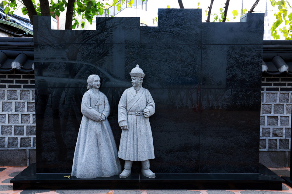 Những bức tượng được làm đúng kích cỡ người thật được đặt dọc các con phố đi bộ. (Ảnh: Anh Nguyên/TTXVN)