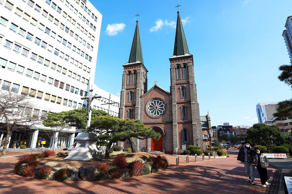 Nhà thờ Đức Mẹ Lộ Đức (Gyesan Catholic Church) là một trong những công trình kiến trúc theo phong cách giao thoa Đông-Tây còn lại ở Daegu từ những năm 1900. (Ảnh: Anh Nguyên/TTXVN)