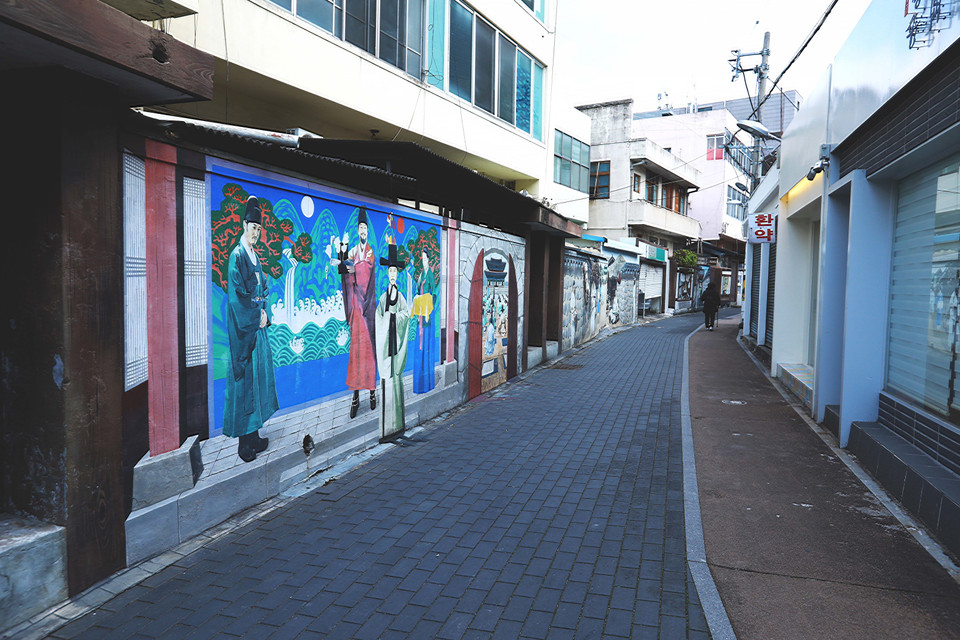 Các sự kiện lịch sử được tái hiện trên các bức tường trong các con ngõ nhỏ ở thành phố Daegu, Hàn Quốc là những điểm check-in lý tưởng cho khách thăm quan. (Ảnh: Anh Nguyên/TTXVN)