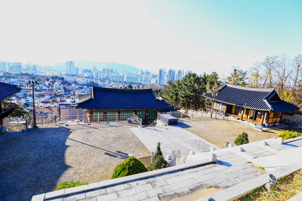 Từ Học viện Nho giáo Guamseowon có thể quan sát toàn cảnh thành phố Daegu. (Ảnh: Anh Nguyên/TTXVN)