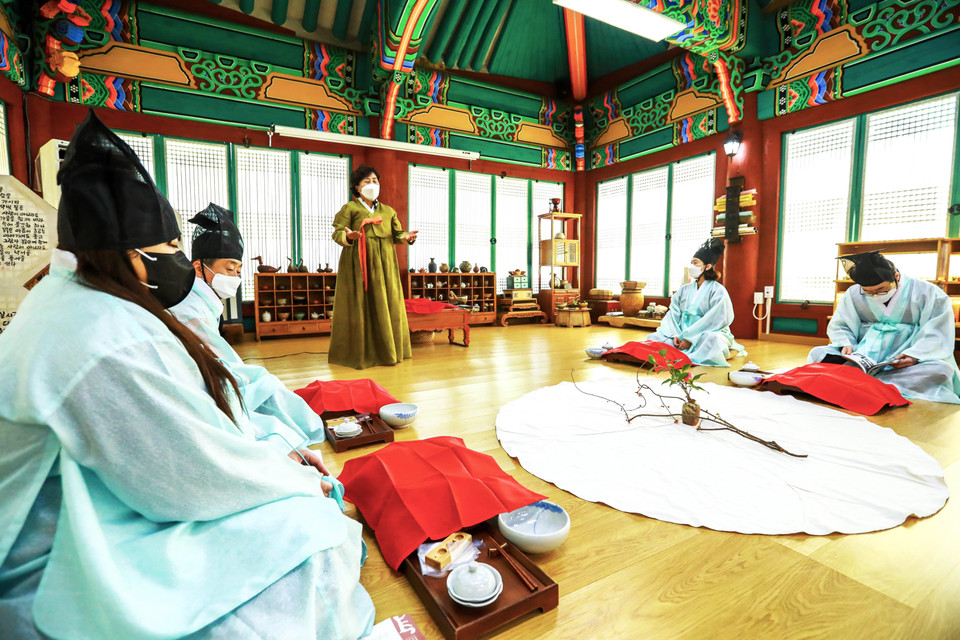 Trải nghiệm trà đạo tại Học viện Nho giáo Guamseowon. (Ảnh: Anh Nguyên/TTXVN)
