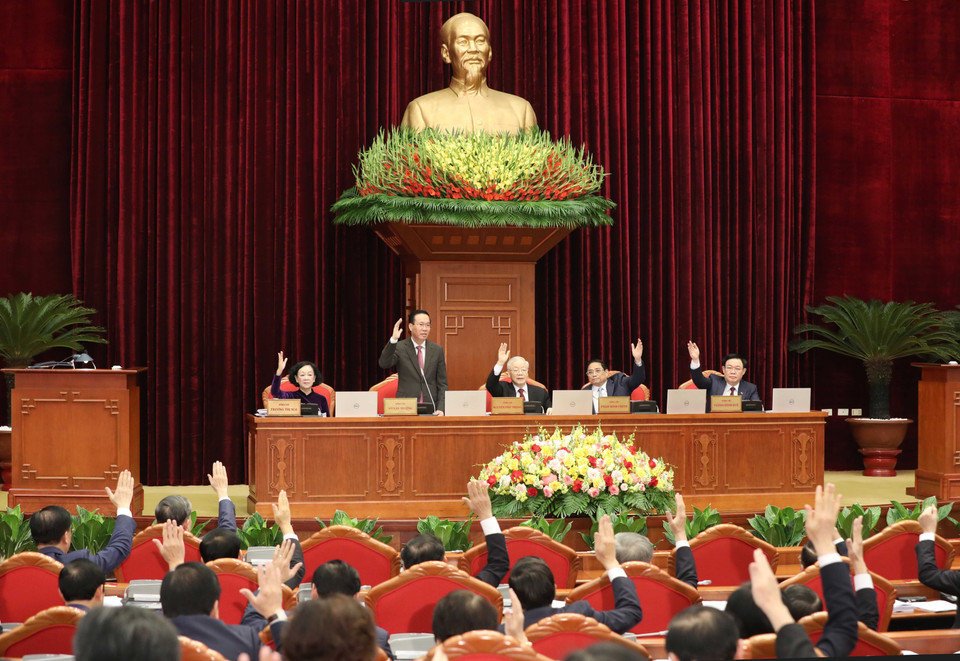 Các đại biểu thông qua chương trình Hội nghị Trung ương 8, khóa XIII. (Ảnh: Phương Hoa/TTXVN)