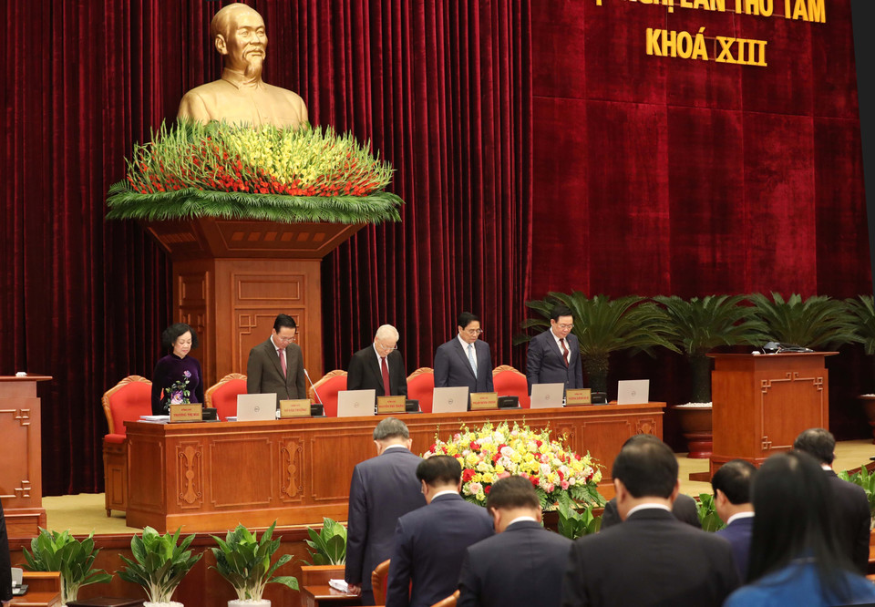 Các đại biểu dành 1 phút tưởng niệm Ủy viên Trung ương Đảng, Phó Thủ tướng Chính phủ Lê Văn Thành và các nạn nhân bị thiệt mạng trong các đợt thiên tai, hỏa hoạn vừa qua. (Ảnh: Phương Hoa/TTXVN)