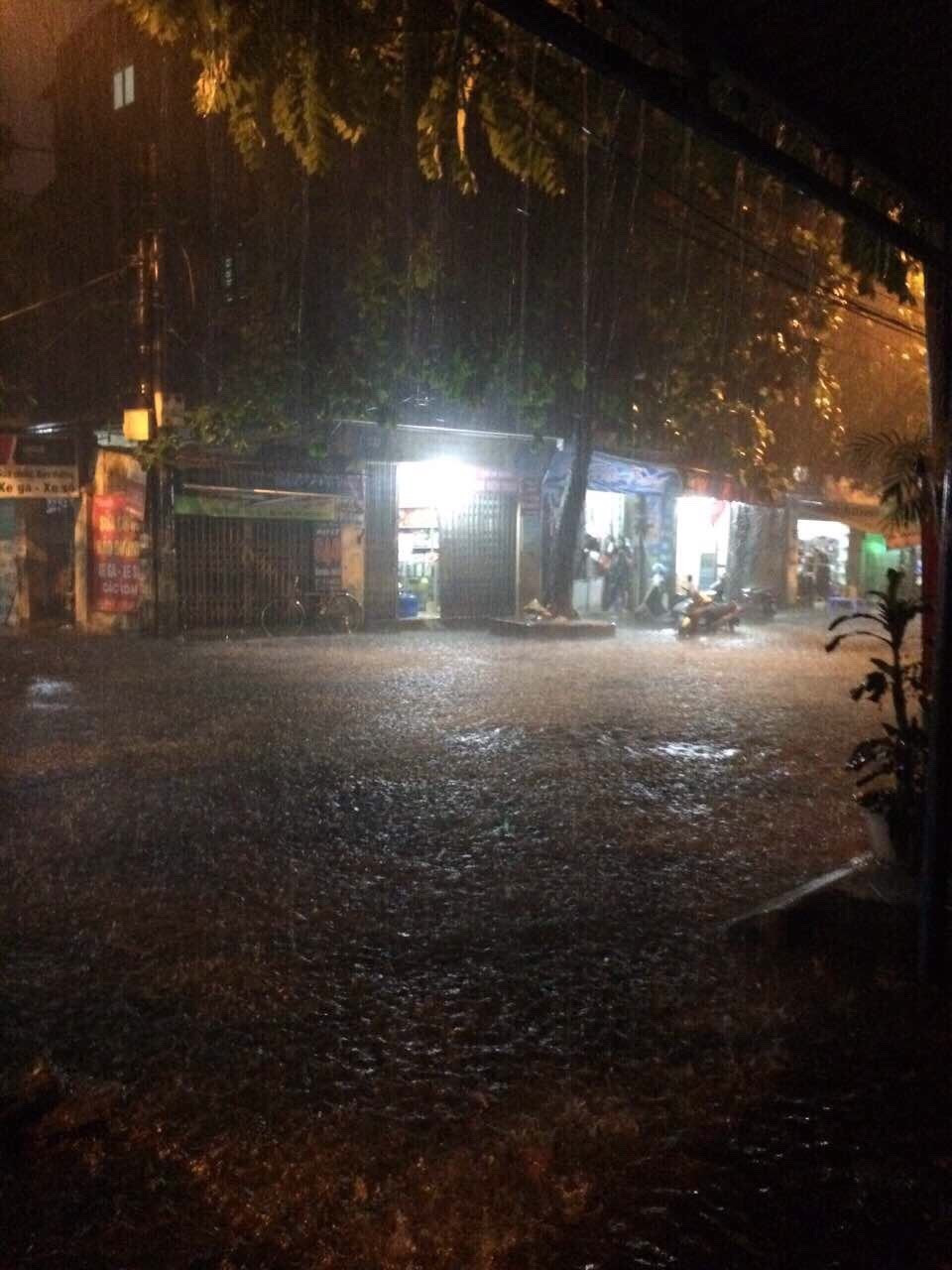 Trận mưa lớn tối 12/5 gây ngập lụt tại trước cửa khu tập thể Thanh Xuân Bắc, phố Nguyễn Trãi, quận Thanh Xuân, Hà Nội. (Ảnh: Minh Nghĩa/TTXVN)