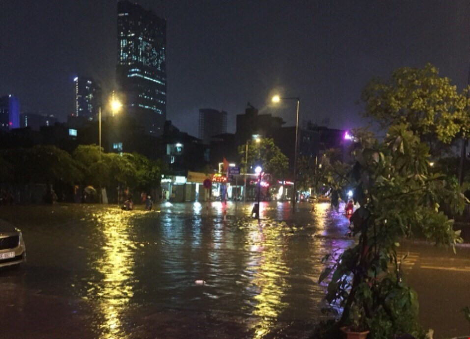 Trận mưa lớn tối 12/5 gây ngập lụt tại phố Đỗ Đức Dục, quận Nam Từ Liêm, Hà Nội. (Ảnh: Minh Nghĩa/TTXVN)