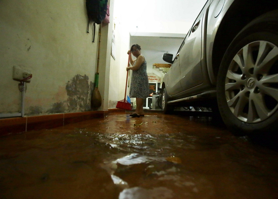 Lượng mưa lớn khiến nước tràn vào 1 hộ dân tại khu đô thị Văn Quán, Quận Hà Đông. (Ảnh: Phạm Kiên/TTXVN)