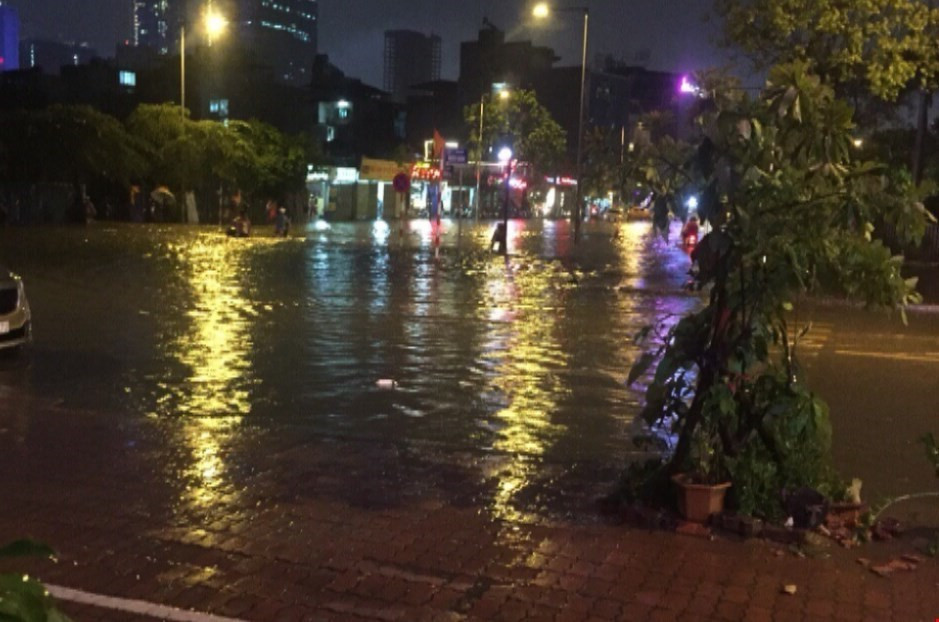 Mưa lớn gây ngập tại phố Tạ Quang Bửu, quận Hai Bà Trưng, Hà Nội. (Ảnh: Minh Nghĩa/TTXVN)