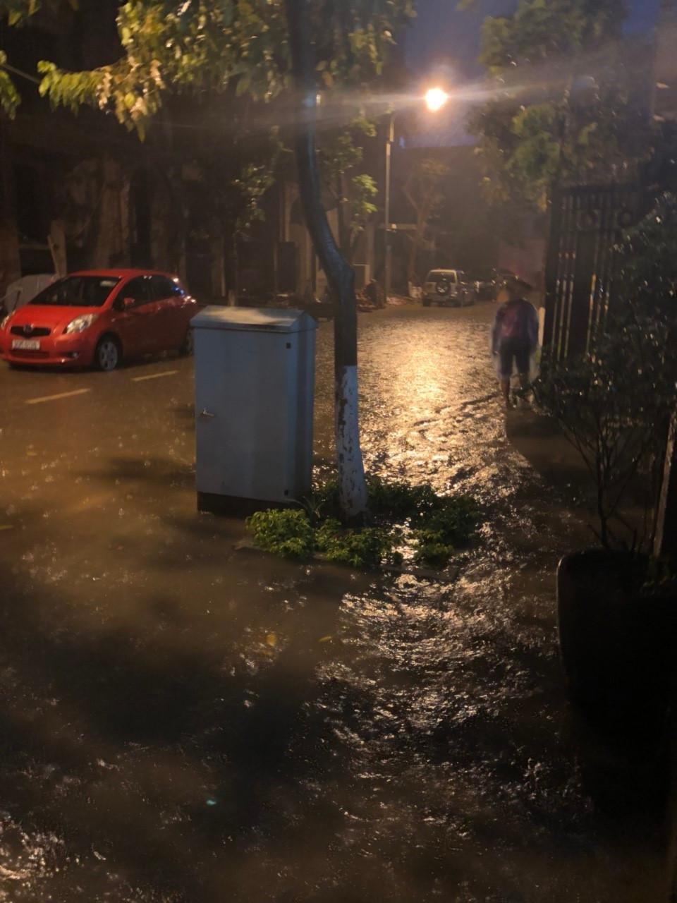 Mưa ngập ở phố Ngụy Như Com Tum (Thanh Xuân). (Ảnh: Mạnh Khánh/TTXVN)