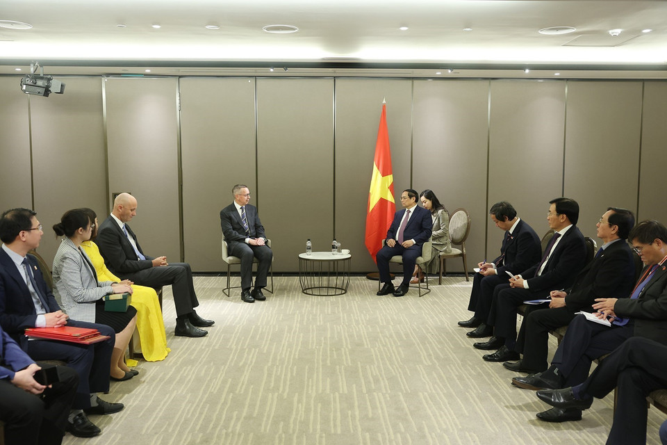 Thủ tướng Phạm Minh Chính tiếp ông Neil Quigley, Hiệu trưởng Đại học Waikato kiêm Chủ tịch Ngân hàng Trung ương New Zealand. (Ảnh: Dương Giang/TTXVN)