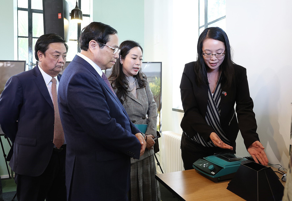 Thủ tướng Phạm Minh Chính đến thăm Viện nghiên cứu cây trồng và thực phẩm New Zealand. (Ảnh: Dương Giang/TTXVN)