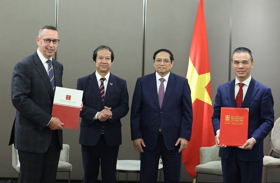 Thủ tướng Phạm Minh Chính chứng kiến trao thỏa thuận hợp tác giữa Đại học Waikato và một số trường Đại học của Việt Nam. (Ảnh: Dương Giang/TTXVN)