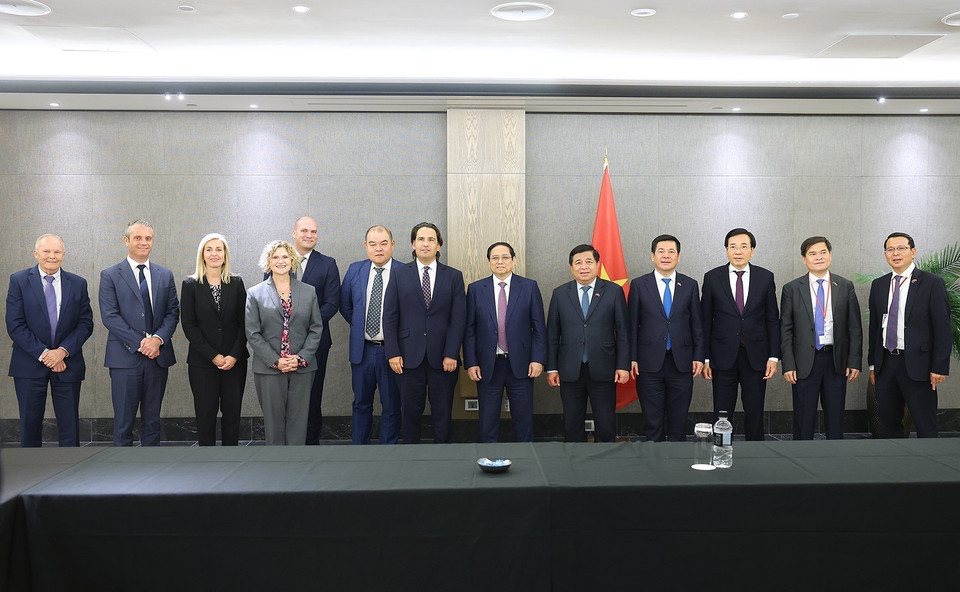 Thủ tướng Phạm Minh Chính và một số doanh nghiệp hàng đầu của New Zealand. (Ảnh: Dương Giang/TTXVN)