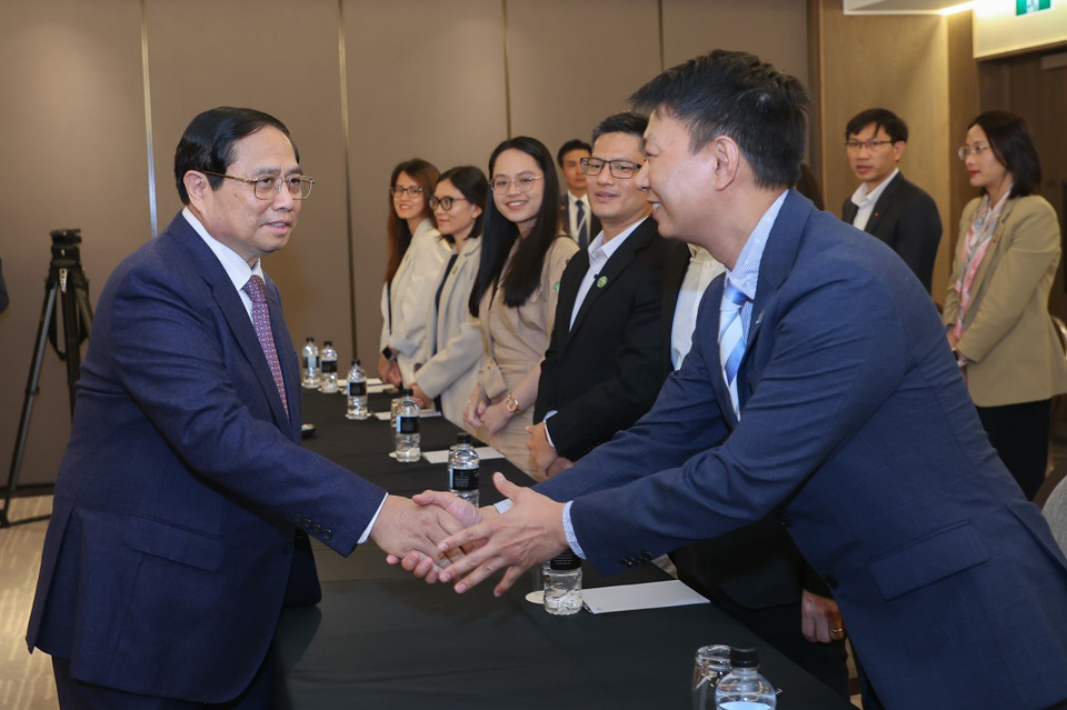 Thủ tướng Phạm Minh Chính tiếp nhóm khoa học công nghệ người Việt Nam tại New Zealand. (Ảnh: Dương Giang/TTXVN)